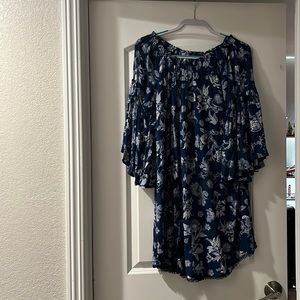 Size: M (in adults) color(s): dark blue and white